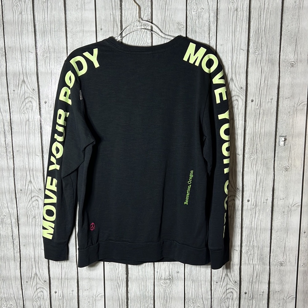 NIKE SPORTSWEAR  WORLD TOUR LONG SLEEVE SHIRT SIZE MEDIUM - Picture 9 of 12
